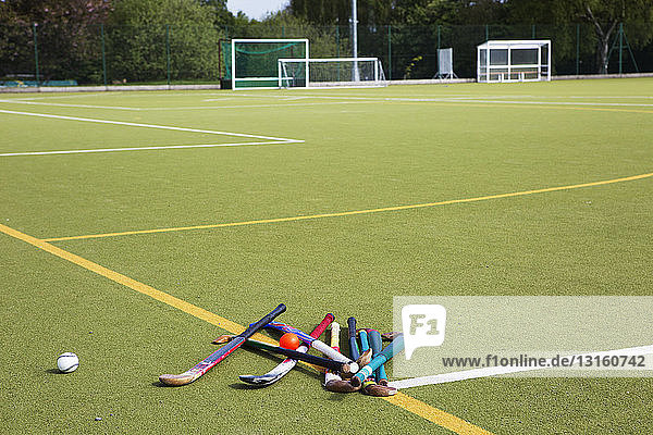 Hockeyschläger und Bälle im Feld