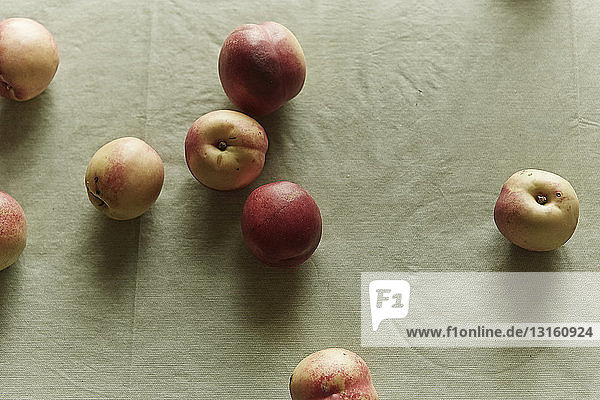 Draufsicht auf frische Äpfel auf einem Tischtuch
