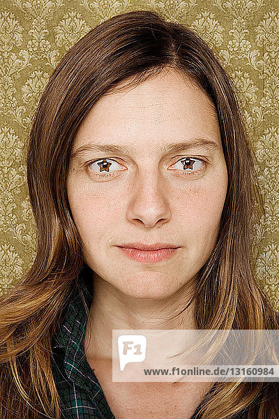 Porträt einer mittleren erwachsenen Frau mit sternförmigen Augen