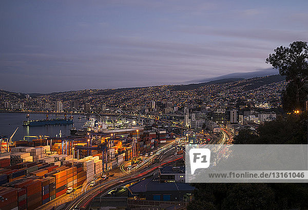 Blick auf die Stadt und die Häfen in der Abenddämmerung vom Paseo 21 de Mayo  Cerro Playa Ancha  Valparaiso  Zentralküste  Chile