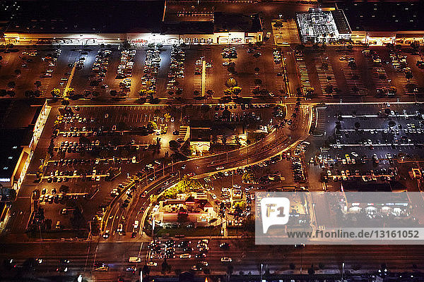 Luftaufnahme von Brooklyn bei Nacht  New York  USA