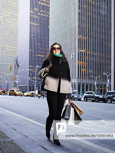 Elegante Frau auf der Straße in New York