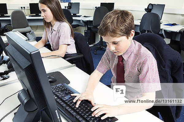 Schüler benutzen Computer im Klassenzimmer