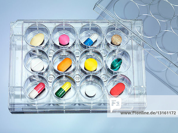 Eine Vielzahl von Arzneimitteln in einem Multiwell-Probentablett zur Veranschaulichung einer klinischen Arzneimittelprüfung
