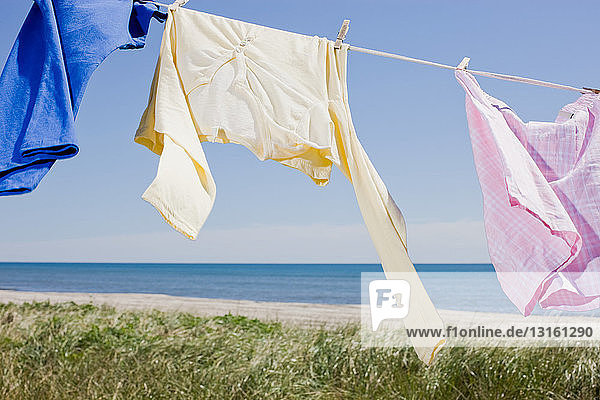 Wäsche trocknet auf der Wäscheleine am Meer