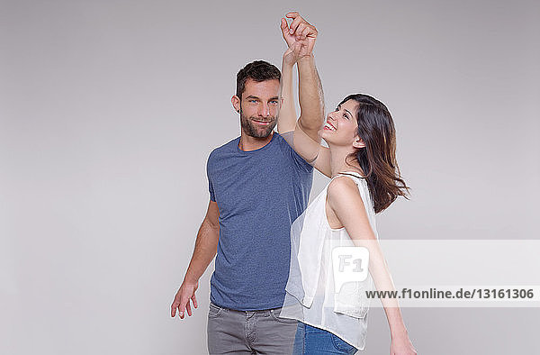 Mann tanzt mit transparenter Frau