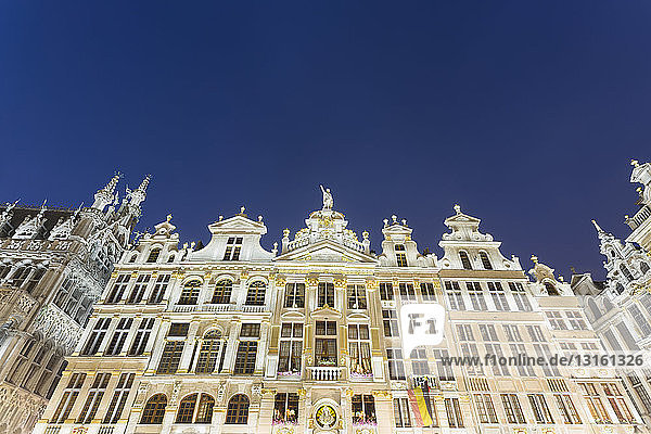 Niedriger Blickwinkel auf das historische Gebäude Le Pigeon  Grand Place bei Nacht  Brüssel  Belgien