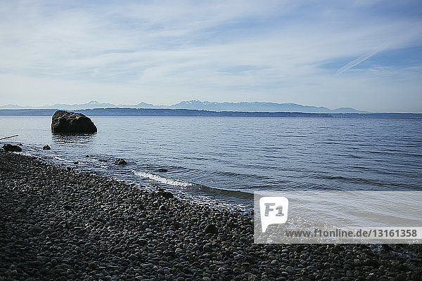 Blick auf den Puget Sound vom Kieselstrand  Seattle  Washington State  USA