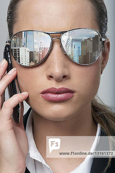 Geschäftsfrau mit Sonnenbrille
