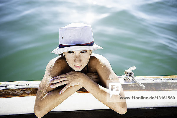 Junge Frau  die sich an einem Boot festhält  Islamorada  Florida Keys  USA