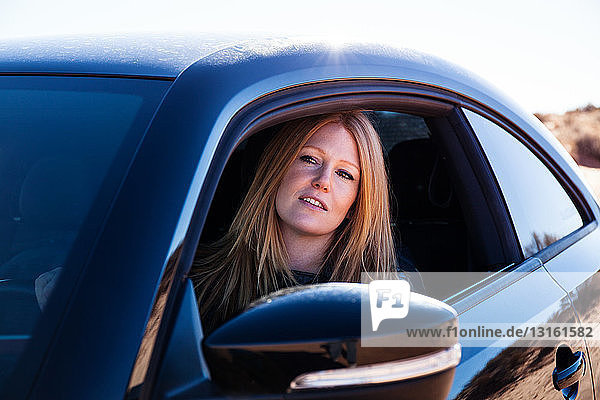 Frau im Auto sitzend