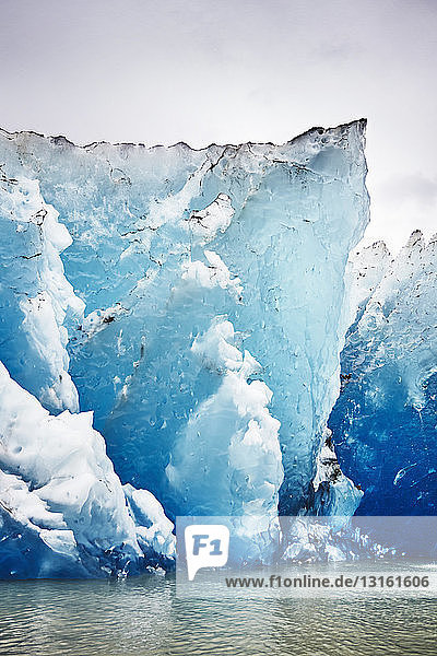 Vereiste Klippe des Mendenhall-Gletschers  Juneau  Alaska  USA