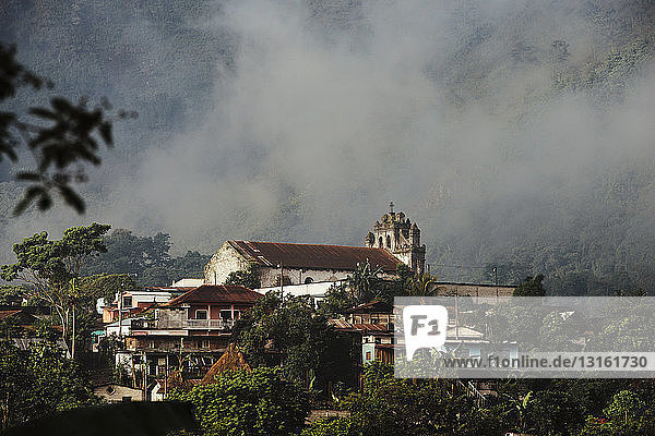 Ansicht eines Bergdorfes im Nebel  Lanquin  Alta Verapaz  Guatemala  Mittelamerika