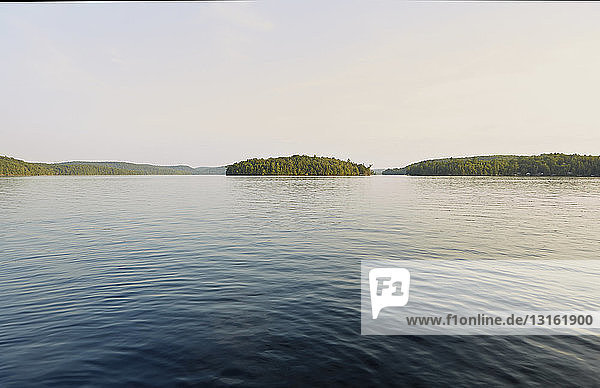 Blick auf den See und entfernte Inseln  Ontario  Kanada