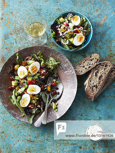 Stilleben von Salat mit gekochten Eiern  Bohnen und Schwarzbrot