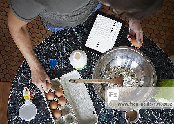 Frau beim Backen in der Küche
