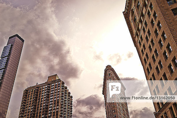 Niedrigwinkelansicht eines Flachstahlgebäudes  New York  USA