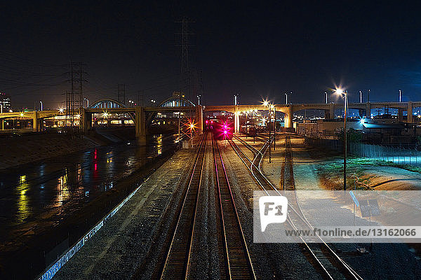 Brücke und Eisenbahnschienen bei Nacht  Los Angeles  Kalifornien  USA