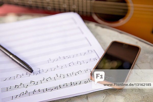 Abwesenheit,Akustikgitarre,akustische Gitarre,Anschnitt,Außenaufnahme,Bauwerk