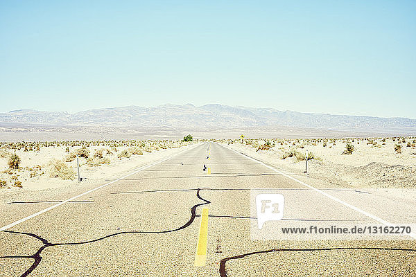 Reparierte Straße  Devil's Cornfield  Death Valley  Kalifornien  USA