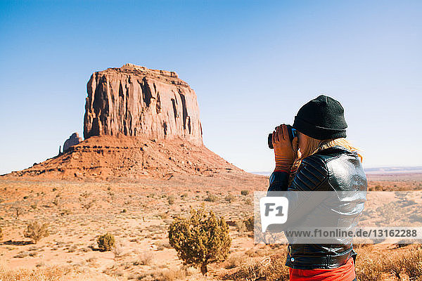 Mittlere erwachsene Frau  die Monument Valley fotografiert  Utah  USA