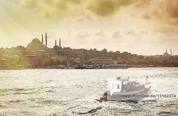 Blick auf den Bosporus und die Hagia Sophia Kirche  Istanbul Türkei