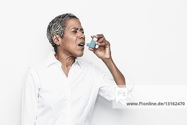 Ältere Frau mit Asthma-Inhalator