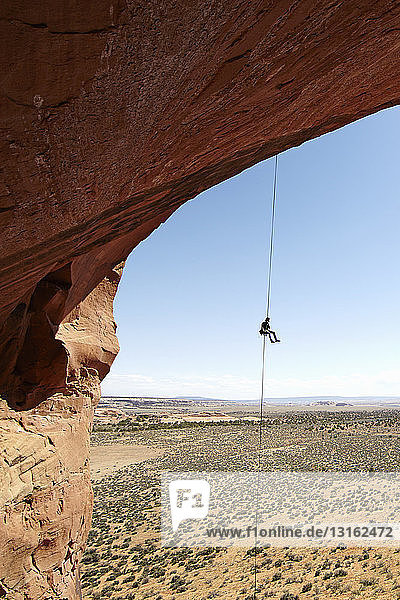 Frau beim Abseilen von Arch  Moab  Utah  USA