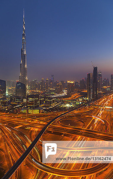 Stadtzentrum von Dubai  Burj Khalifa bei Nacht  Vereinigte Arabische Emirate