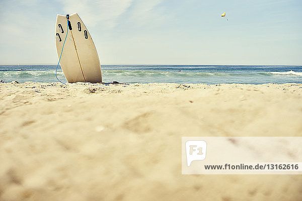 Oberflächenansicht eines Surfbretts  das aufrecht im Sand am Strand steht