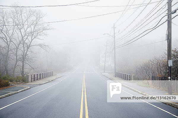 Blick auf eine leere Autobahn und Nebel  Gloucester  Massachusetts  USA