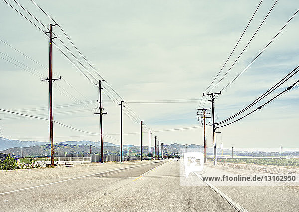 Straße  Drahtseile auf beiden Seiten  Malibu  Kalifornien  USA