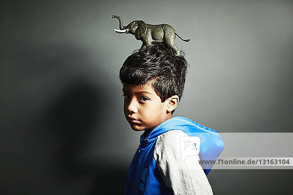 Junge mit Elefantenornament auf dem Kopf