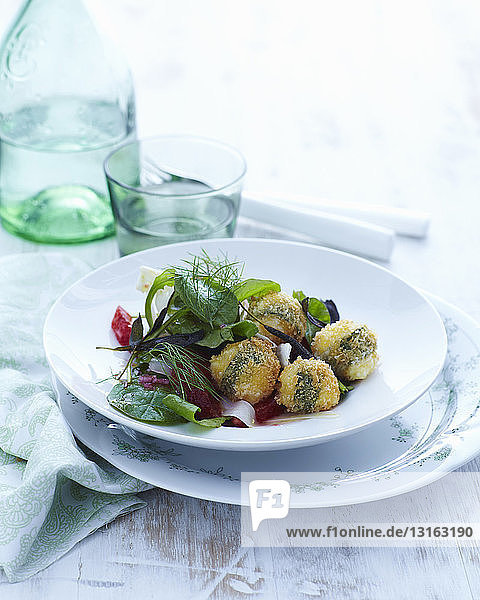Teller mit frischem Salbei und Bocconcini (kleine Mozzarellakugeln) Fritters mit Salat