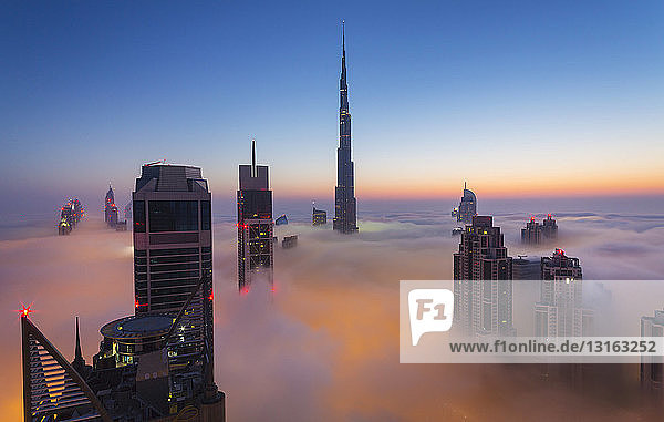 Stadtzentrum von Dubai  Burj Khalifa im Morgengrauen  Vereinigte Arabische Emirate