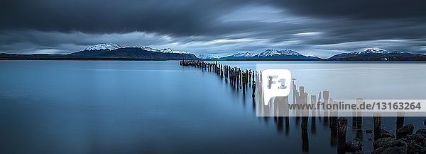Abenddämmerung über dem Last Hope Sound Puerto Natales Patagonien Chile