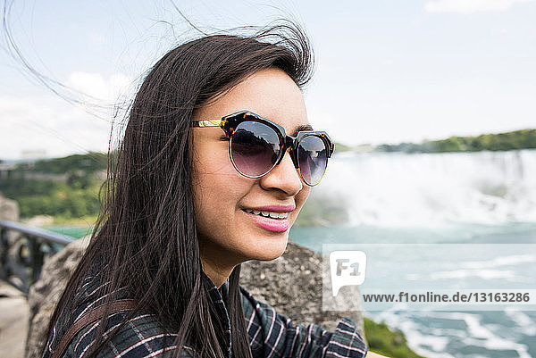 Junge Frau an den Niagarafällen