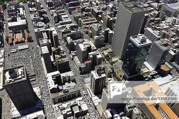 Luftaufnahme der Jeppe Street  zentrales Geschäftsviertel  mit den Marmortürmen des Wolkenkratzers Sanlan Centre-Gebäude  Johannesburg  Südafrika