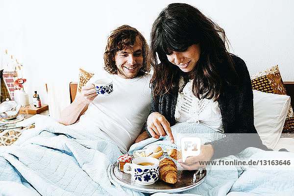 Ehepaar beim Frühstück im Bett