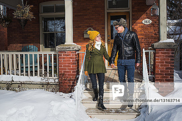 Ehepaar verlässt im Winter das Haus