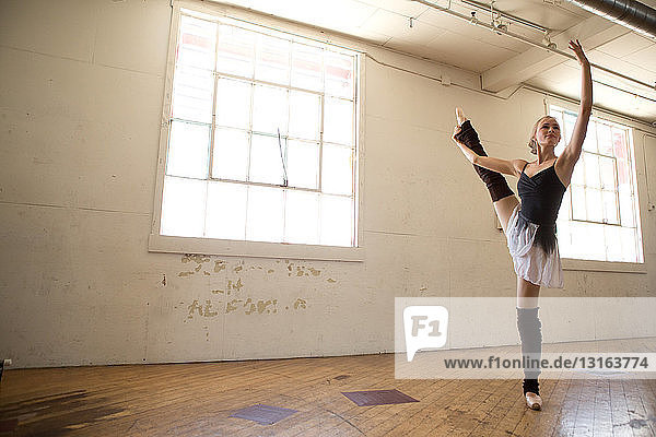 Balletttänzer auf einem Bein im Studio