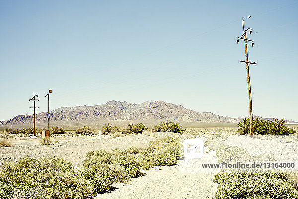 Wüstenlandschaft mit Telegraphenmasten und Drähten  Death Valley  Kalifornien  USA