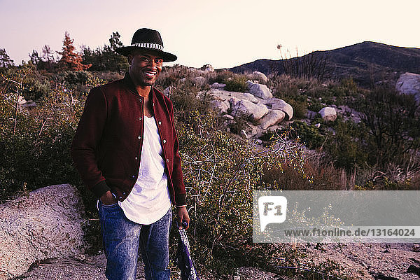 Porträt eines Mannes im mittleren Erwachsenenalter in der Wüste  der Trilby trägt  Los Angeles  Kalifornien  USA