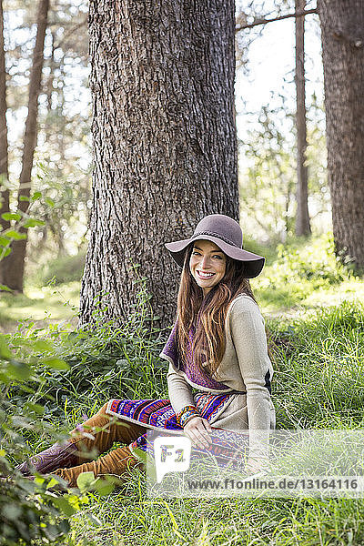 Porträt einer jungen Frau im Wald  lächelnd