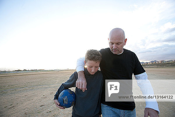 Vater und Sohn mit Fussball