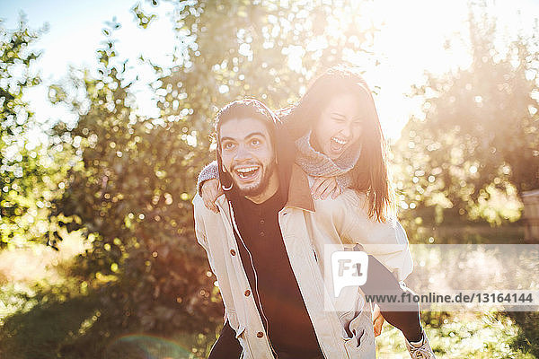 20 bis 25 Jahre,20-30 Jahre,Außenaufnahme,Blendenfleck,Emotion,Erwachsene Paare