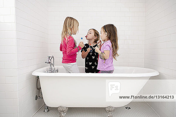 1 bis 4 Jahre,3 bis 4 Jahre,Aktion,Ansicht,Ausdruck,Badewanne