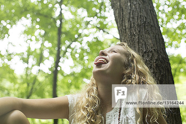 Teenager-Mädchen lacht im Wald