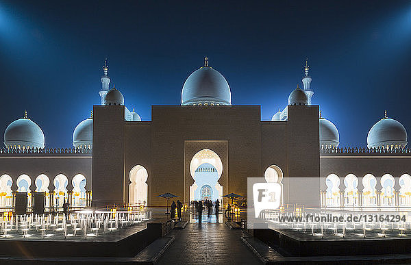 Scheich Zayed-Moschee bei Nacht  Abu Dhabi  Vereinigte Arabische Emirate