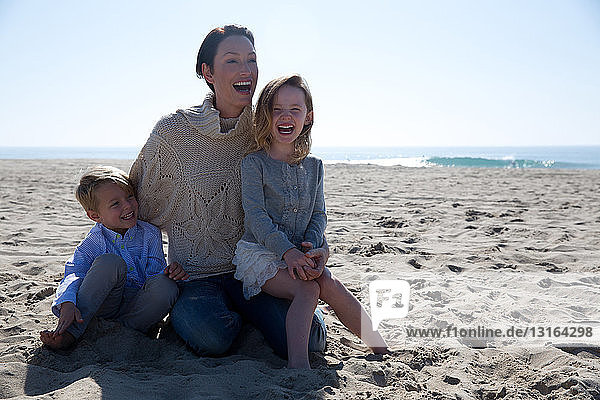 Mutter am Strand mit Sohn und Tochter  Newport Beach  Kalifornien  USA